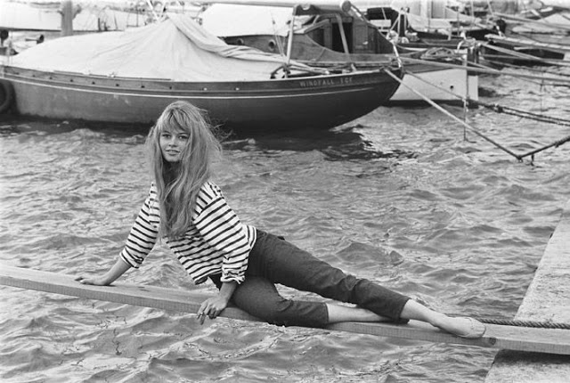 Brigitte Bardot mit Marinière im Hafen